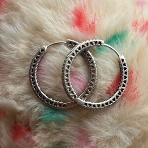 Style:EP19113509
Bold Hoop Ear Posts, Small
-SM
Mat: Sterling Silver